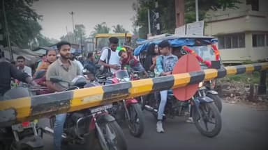 দাঁতন ১: EXCLUSIVE :- দাঁতনের বাঁকি বাজার রেলগেটে দীর্ঘক্ষণ আটকে ভোগান্তিতে পথচারীরা!