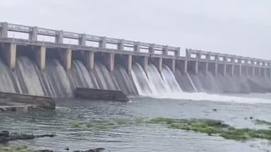 ಹೊಸಪೇಟೆ: ತುಂಗಭದ್ರಾ ಜಲಾಶಯಕ್ಕೆ ನೀರಿನ ಒಳಹರಿವಿನಲ್ಲಿ ಹೆಚ್ಚಳ ಮೂರು ಕ್ರಸ್ಟ್ ಗೇಟ್ ಮೂಲಕ ಜಲಾಶಯದಿಂದ ನದಿಗೆ ನೀರು ಬಿಡುಗಡೆ.