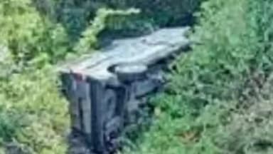 केसली: नेशनल हाईवे 44 पर ट्रक की टक्कर से कार खाई में गिरी, कोई जनहानि नहीं