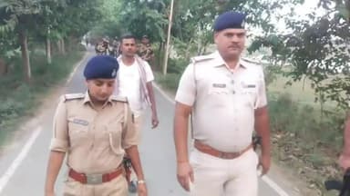 अथमलगोला: अथमलगोला में निष्पक्ष चुनाव के लिए पुलिस ने किया फ्लैग मार्च