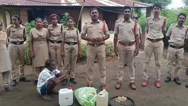 సిర్పూర్ టి: తుంగమడుగు గ్రామంలో కమ్యూనిటీ కాంటాక్ట్ ప్రోగ్రాంలో భాగంగా భారీగా గుడుంబా స్వాధీనం చేసుకున్న పోలీసులు