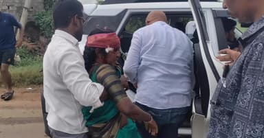 సిర్పూర్ టి: మోసం గ్రామ సమీపంలో రోడ్డు ప్రమాదంలో గాయపడిన బాధితులను ఆసుపత్రికి తరలించిన బెజ్జూరు ఎంపీడీవో