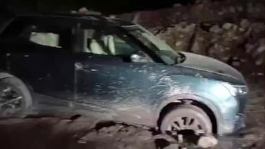 यमकेश्वर: आपदा में सेवा का उदाहरण, रात के अंधेरे में घने जंगल से पर्यटकों की मदद को पहुँची लक्ष्मणझूला पुलिस