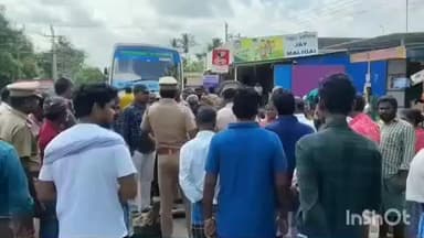 உடையார்பாளையம்: சிலால் கிராமத்தில் உள்ள பேருந்து நிறுத்தம் அருகே,  மழைநீர் தேங்கி நிற்பதை கண்டித்து பொதுமக்கள் சாலை மறியல்