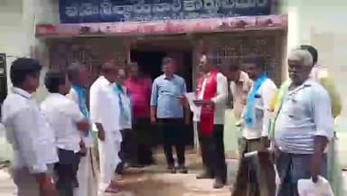 రాజోలి: రాజోలి మండల కేంద్రంలో ఆధార్ కార్డ్ కేంద్రం ఏర్పాటు చేయాలని సిపిఎం కెవిపిఎస్ ఆధ్వర్యంలో తహసిల్దార్ కు వినతిపత్రం అందజేత