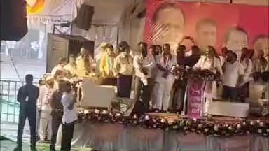 देगलूर: देगलूर शहरातील मोंढ्याच्या सभेत  उपमुख्यमंत्री अजित दादा पवार यांच्या भाषण सुरू असताना जोरदार पाऊसास सुरूवात झाली आहे