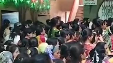 अक्कलकोट: सलग सुट्ट्यांमुळे अक्कलकोट येथे श्री स्वामी समर्थ दर्शनासाठी भाविकांची मोठी गर्दी