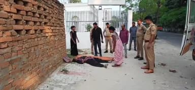 गोरखपुर: गोरखपुर में सड़क किनारे अचेत मिली अज्ञात महिला, पुलिस ने एंबुलेंस से पहुंचाया जिला अस्पताल