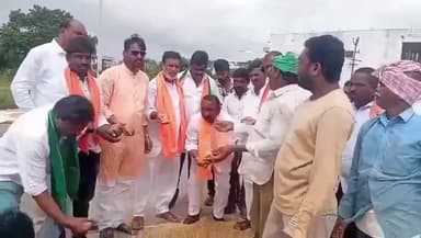 నసురుల్లాబాద్: బొమ్మన్ దేవ్ పల్లి ఎక్స్ రోడ్ వద్ద వరిధాన్యం కొనుగోలుపై రైతుల ఆందోళన, మద్దతు తెలిపిన బిజెపి నాయకులు