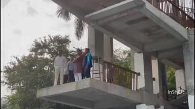 इंदौर: महापौर पुष्पमित्र भार्गव ने नेहरू पार्क में निर्माणाधीन स्विमिंग पूल और पुस्तकालय का किया निरीक्षण