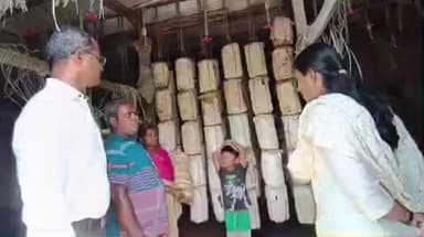 சேந்தமங்கலம்: முத்துகாபட்டியில் மகளிர் சுய உதவி குழுவினர் தயார் செய்யும் சனல் பைகளை ஆட்சியர் பார்வையிட்டார்