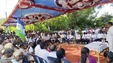 పెదబయలు మండలం గిన్నెలకోటలో కోటి సంతకాల సేకరణ చేపట్టిన ఎమ్మెల్యే రేగం మత్యలింగం