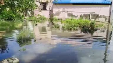 திருவாடனை: பாரதிநகர் 3வது வீதியில் குடியிருப்பு பகுதியில் தேங்கியிருக்கும் மழை நீரால் மக்கள் அவதி