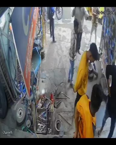 பெரம்பூர்: கொடுங்கையூர் அருகில் அலி நாசர் டயர் விற்பனை செய்யும் கடையில் ஓசியில் டயர் கேட்டு உரிமையாளரை தாக்கிய சிசிடிவி காட்சி வெளியாகி பரபரப்பு