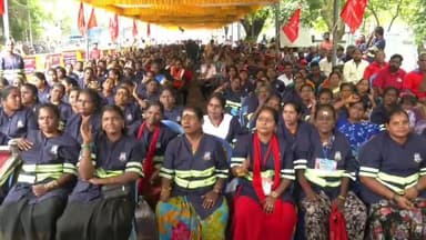 எழும்பூர்: ராஜரத்தினம் மைதானம் அருகில் மாநகராட்சி கண்டித்து தூய்மை பணியாளர்கள் உண்ணாவிரதம்