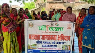 नौतन: जीविका दीदियों ने नौतन में चलाया मतदाता जागरूकता अभियान, घर-घर जाकर मतदान के लिए किया प्रेरित