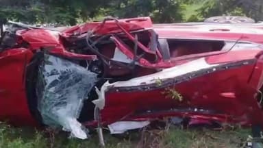 మానవపాడ్: మానవపాడు మండల సమీపంలోని 44వ జాతీయ రహదారిపై కారు బోల్తా.... ఇద్దరు పరిస్థితి విషమం