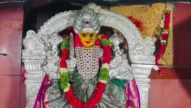 పాపన్నపేట్: ఏడుపాయల వన దుర్గ భవాని ఆలయ సమీపంలో కార్తీక మాసం సందర్భంగా కార్తీక దీపోత్సవం లో బాగంగా ఆకాశదీపం
ఆలయ సిబ్బంది పూజారులు