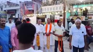 दुर्गावती: कर्मनाशा बाजार में भाजपा प्रत्याशी अशोक कुमार सिंह के समर्थन में एमएलसी जीवन कुमार का फूलों की माला से स्वागत