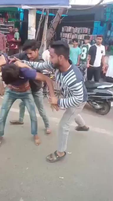 #हापुड़ दबंग युवक की कोतवाली के गेट पर गुंडागर्दी✍️मामूली बात को लेकर मारपीट की गई ,दबंग युवक को पुलिस का नहीं है खौफ