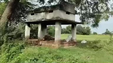 குளித்தலை: நெய்தலூர் ஊராட்சிக்குட்பட்ட மயானத்தில் தனிநபர் ஆக்கிரமிப்பு அடிப்படை வசதிகள் செய்து தர மாவட்ட நிர்வாகத்தை கண்டித்து பொதுமக்கள் சாலை மறியல் .