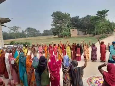 तरियानी चौक: तरियानी में जीविका दीदी ने रंगोली बनाकर मतदाताओं को किया जागरूक