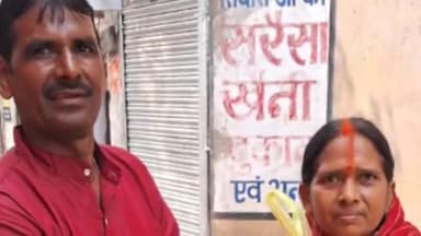 आदित्यपुर गम्हरिया: छठ महापर्व पर आदित्यपुर नगर निगम के पूर्व पार्षद ने व्रत करने वालों के घर जाकर छठ सामग्रियां दीं