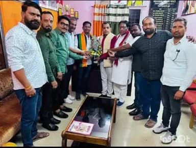 बस्तर: छत्तीसगढ़ राज्य अनुसूचित जनजाति आयोग के अध्यक्ष बनने पर रूपसिँह मंडावी को भाजपा पदाधिकारी ने दी बधाई