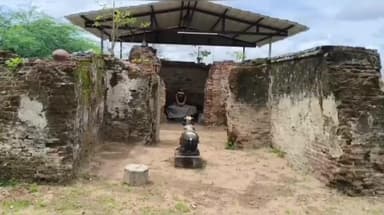 திருவாடனை: மாஞ்சூர் கிராமத்தில் பாண்டிய, சோழர்கள் காலத்தில் கட்டப்பட்ட பழைமையான கோவிலை சீரமைக்க பக்தர்கள்  கோரிக்கை