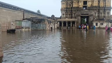 ಹೊಸಪೇಟೆ: ಸತತವಾಗಿ ಸುರಿದ ಮಳೆಯಿಂದ ವಿಶ್ವವಿಖ್ಯಾತ ಹಂಪಿಯ ವಿರೂಪಾಕ್ಷೇಶ್ವರ ದೇವಸ್ಥಾನದ ಆವರಣ ಜಲಾವೃತ,ಭಕ್ತರಿಗೆ ಅಡಚಣೆ