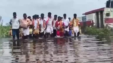 இராமநாதபுரம்: எருமைதரவை பகுதியில் மழைநீரால் வீடுகளுக்குள் முடங்கியுள்ள மக்களுக்கு தவெக சார்பில் உணவுப் பொருட்கள் விநியோகம்