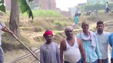 जखनिया: छठ पूजा से पहले पोखरे की सफाई में जनप्रतिनिधि व सफाईकर्मी रहे गायब, उद्योग व्यापार मंडल और युवाओं ने संभाली जिम्मेदारी