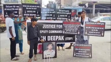 नाथनगर: कमांडेंट आयुष दीपक को न्याय दिलाने की मांग करते हुए परिजनों ने ललमटिया थाना के बाहर कैंडल जलाए