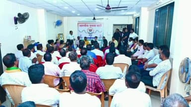 वेंगुर्ला: वेंगुर्ले येथील भाजपा कार्यालयात मंत्री नितेश राणे यांनी शहरातील पदाधिकारी व कार्यकर्त्यांची साधला संवाद