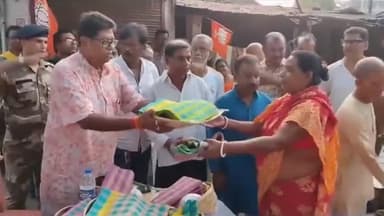 রানাঘাট ২: ছট পূজো উপলক্ষ্যে ব্রত ও উপবাস রত মহিলাদের নতুন বস্ত্র দিলেন রানাঘাট উত্তর পশ্চিমের বিজেপি বিধায়ক পার্থসারথী চ্যাটার্জী