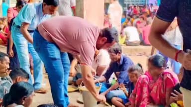 শালবনি: শালবনি থানার উদ্যোগে কালীপূজা উপলক্ষে প্রায় ৫০০০ মানুষকে নরনারায়ণ সেবা, থানার ic নিজ হাতে খিচুড়ি বিতরণ করলেন