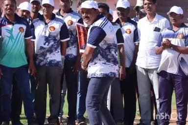 ಕಡೂರು: ಕಂದಾಯ ಇಲಾಖೆ ಅಧಿಕಾರಿ, ಸಿಬ್ಬಂದಿಗಳ ಜೊತೆ ಕ್ರಿಕೆಟ್ ಆಡಿದ ಶಾಸಕ ಆನಂದ್.!