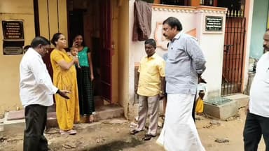 தண்டையார்பேட்டை: கொருக்குப்பேட்டை பகுதியில் கழிவு நீர் அடைத்து நோய் தொற்று பரவும் அபாயம் உள்ளதாக அதிமுக வடசென்னை வடகிழக்கு மாவட்ட  செயலாளரிடம் பொதுமக்கள் குற்றச்சாட்டு