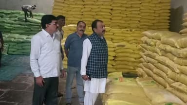 खातेगांव: विधायक आशीष शर्मा ने खाद भंडारण केंद्रों का निरीक्षण किया