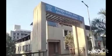 चिपळुण: चिपळूण गुहागर मार्गावरील तांबी पुलावर कार दुचाकीची धडक, दोघे जण जखमी