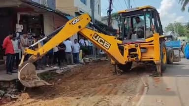 ସତ୍ୟବାଦୀ: ସାକ୍ଷୀଗୋପାଳ ମନ୍ଦିର ଠାରୁ ବସ ଷ୍ଟାଣ୍ଡ ପଯ୍ୟନ୍ତ ଉଛେଦ l ଏମଆର ମଠ ବିପଦ ସଂକୁଳ ଅବସ୍ଥାରେ ଥିବାରୁ ଏହାକୁ ମଧ୍ୟ୍ୟ ଉଛେଦ କରାଯାଇଛି l