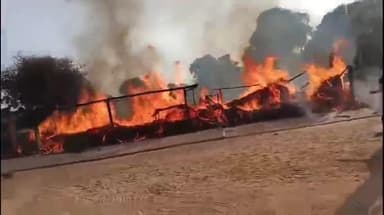 राहुवास: रालावास गांव के डीलर वाली ढाणी में 2 परिवारों के 4 छप्परपोश में अचानक लगी आग, लाखों रुपए का सामान जलकर हुआ खाक