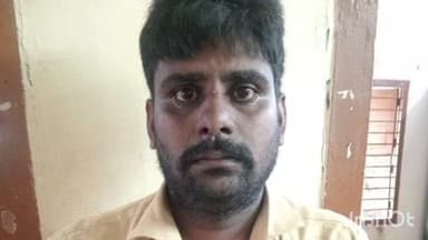 செந்துறை: செந்துறையில் வீட்டின் முன்பு நடத்தி வைக்கப்பட்டிருந்த இருசக்கர வாகனத்தை திருடியவர் கைது