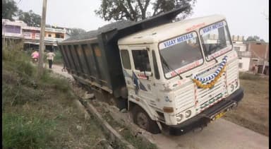 धनोरा: लोडेड डंपर ने सीसी रोड निर्माण की खोली पोल