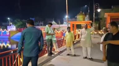 उतरौला: छठ पूजा महापर्व की तैयारी को लेकर नगर पालिका प्रतिनिधि अनुज चंद्र गुप्ता ने दुख हरण नाथ सरोवर का किया निरीक्षण