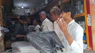 કેશોદ: કેશોદમાં વરસાદી માહોલ, ખેતરોમાં પડેલો પાક ભીંજાઈ જવાની આશંકા.ખેડૂતો પાક બચાવવા તાલપત્રી લેવા ઉમટી પડ્યા.