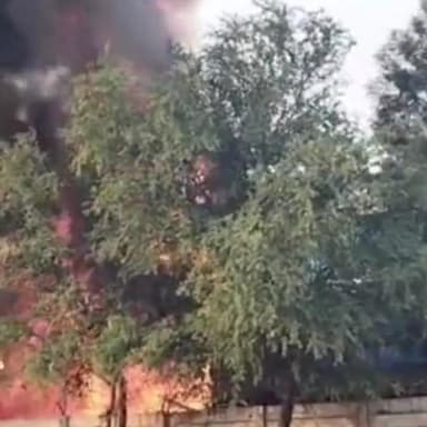 नीमराना: गूगल कोटा गांव में एक कंपनी के स्क्रैप गोदाम में अचानक लगी आग, अफरा-तफरी का माहौल पैदा हुआ