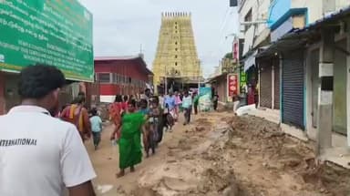இராமேஸ்வரம்: அக்னி தீர்த்த கடற்கரைக்கு செல்லும் சாலை குண்டும் குழியுமாக உள்ளதால் பக்தர்கள் அவதி