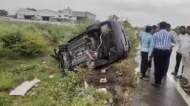 હાલોલ: હાલોલ ગોધરા બાયપાસ રોડ કાર પલટી ખાઈ જતા સર્જાયો અક્સ્માત,કારમાં સવાર બે લોકોનો આબાદ બચાવ