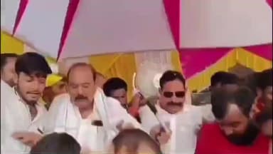 मोकामा: मोकामा के डुमरा में चुनाव प्रचार के दौरान अनंत सिंह का मंच टूटा, बाल-बाल बचे